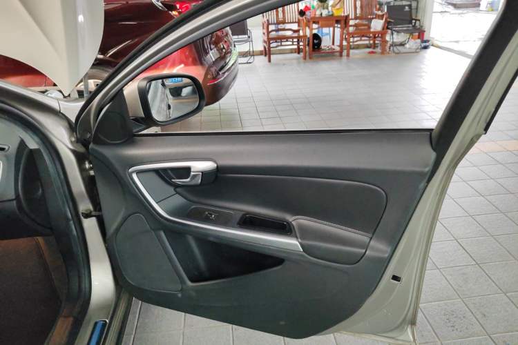 Used Volvo S60 2015 S60L 2.0T Zhiyuan Edition
