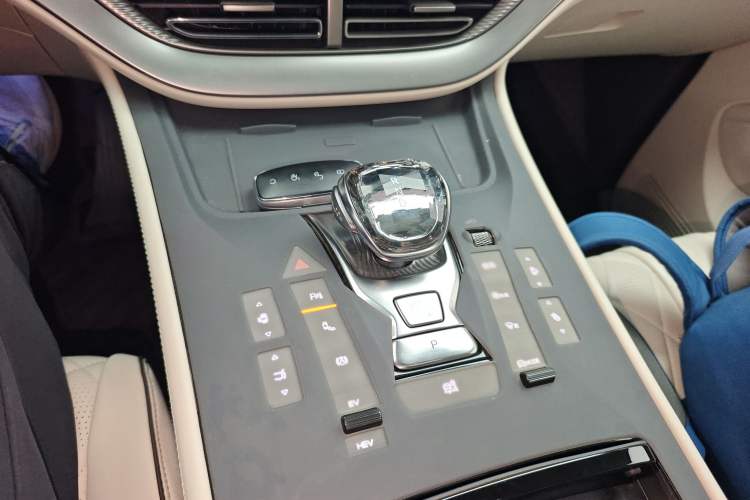 Used Denza D9 2024 DM-i 980 Four-Wheel Drive Prestige Model