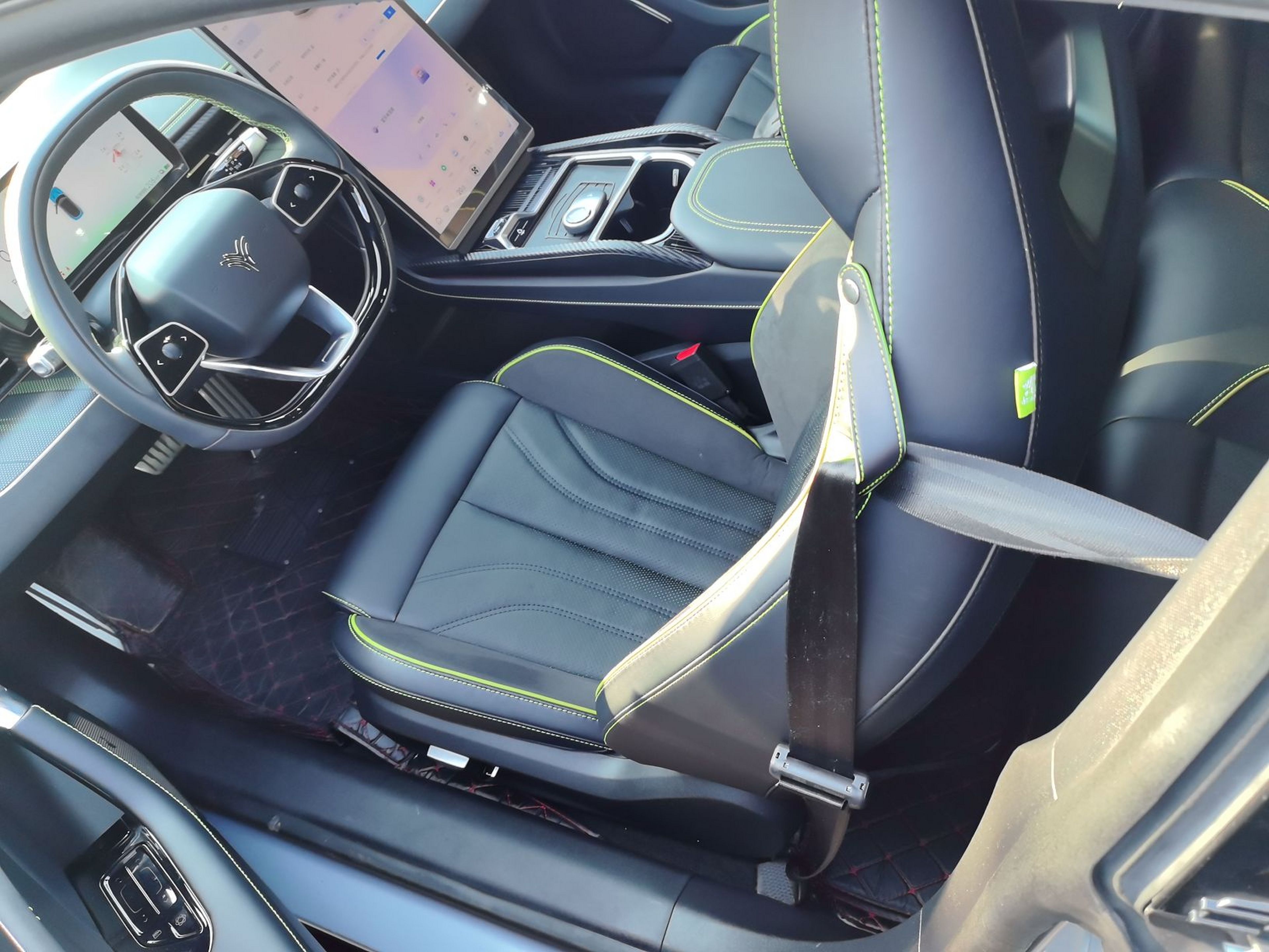 Переднее сиденье в автомобиле