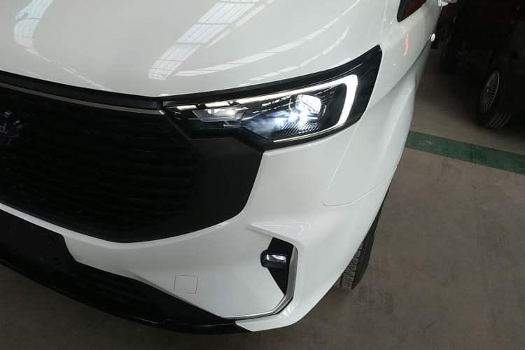 Used Ford Transit 2023 2.0T Diesel Manual Commercial & Travel Version Mid-axle Low-roof Design 7/8/9-Seater
