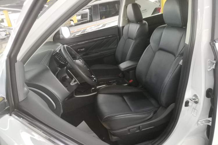 Used Mitsubishi Outlander 2019 2.4L 4x4 Zhi Xiang Edition 5 Seats China VI Standard

