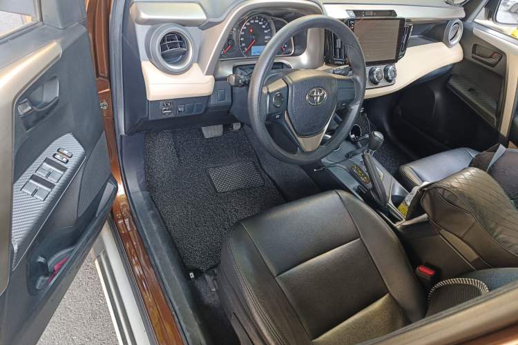 Used Toyota RAV4 2015 2.0L CVT Two-Wheel Drive Urban Edition
