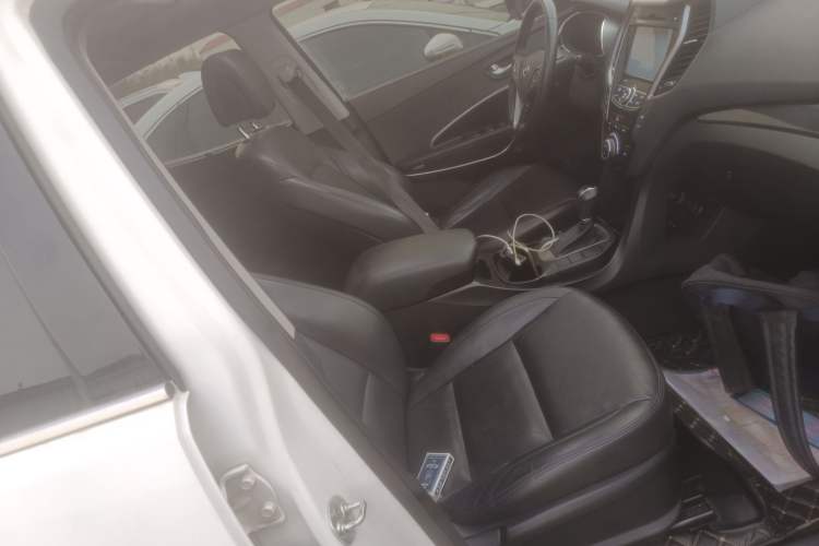 Used Hyundai Santa Fe 2015 2.0T Automatic Two-Wheel Drive Smart Version 5 Seats