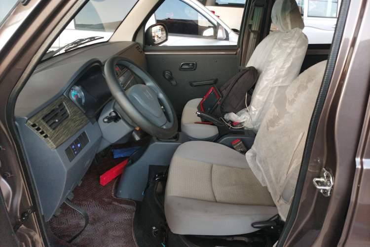 Used Jinbei Hiace X30 2023 1.5L Super-Comfortable Passenger Van 5/6/7-Seater Non-Air-Conditioned Version Model SWC15M
