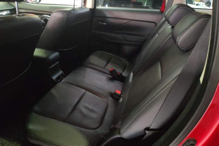 Used Mitsubishi Outlander 2018 2.0L Two-Wheel-Drive Jiale Edition 7-Seater
