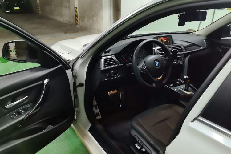 Used BMW 3 Series 2016 320Li Ambition Model
