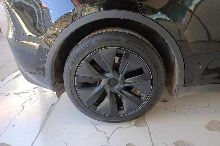 Used Tesla Model Y 2023 Long-Range All-Wheel-Drive Version
