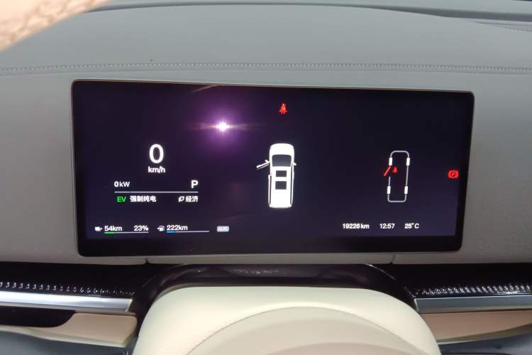 Used VOYAH Dream 2025 PHEV Four-Wheel-Drive Flagship Kunpeng Edition
