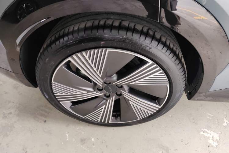 Used Lynk & Co 08 EM-P 2025 220 km All-Wheel-Drive Performance Halo
