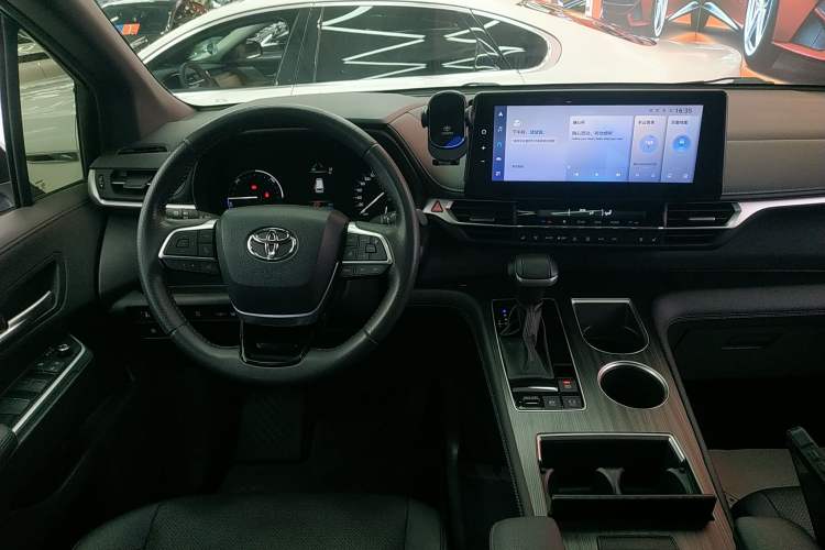 Used Toyota Sienna 2023 2.5L Hybrid Deluxe Edition
