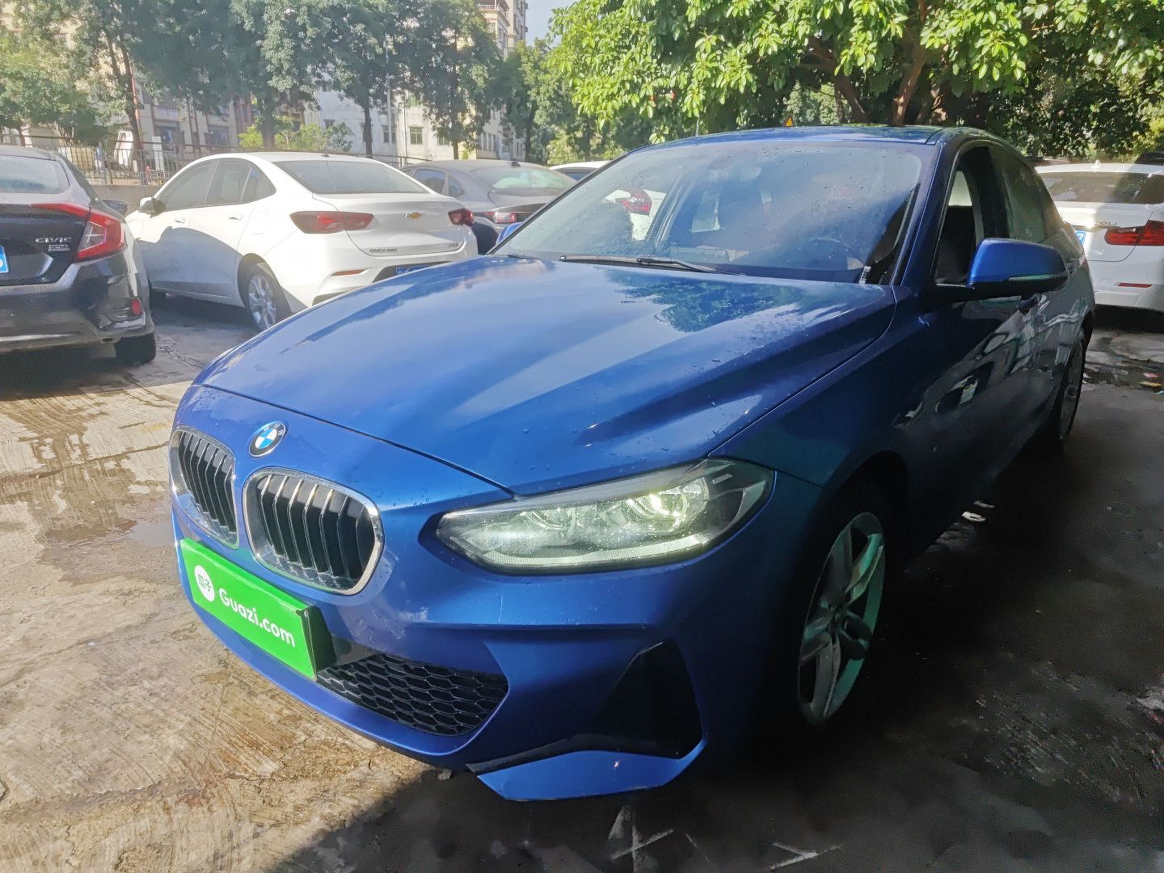 Под передней частью автомобиля