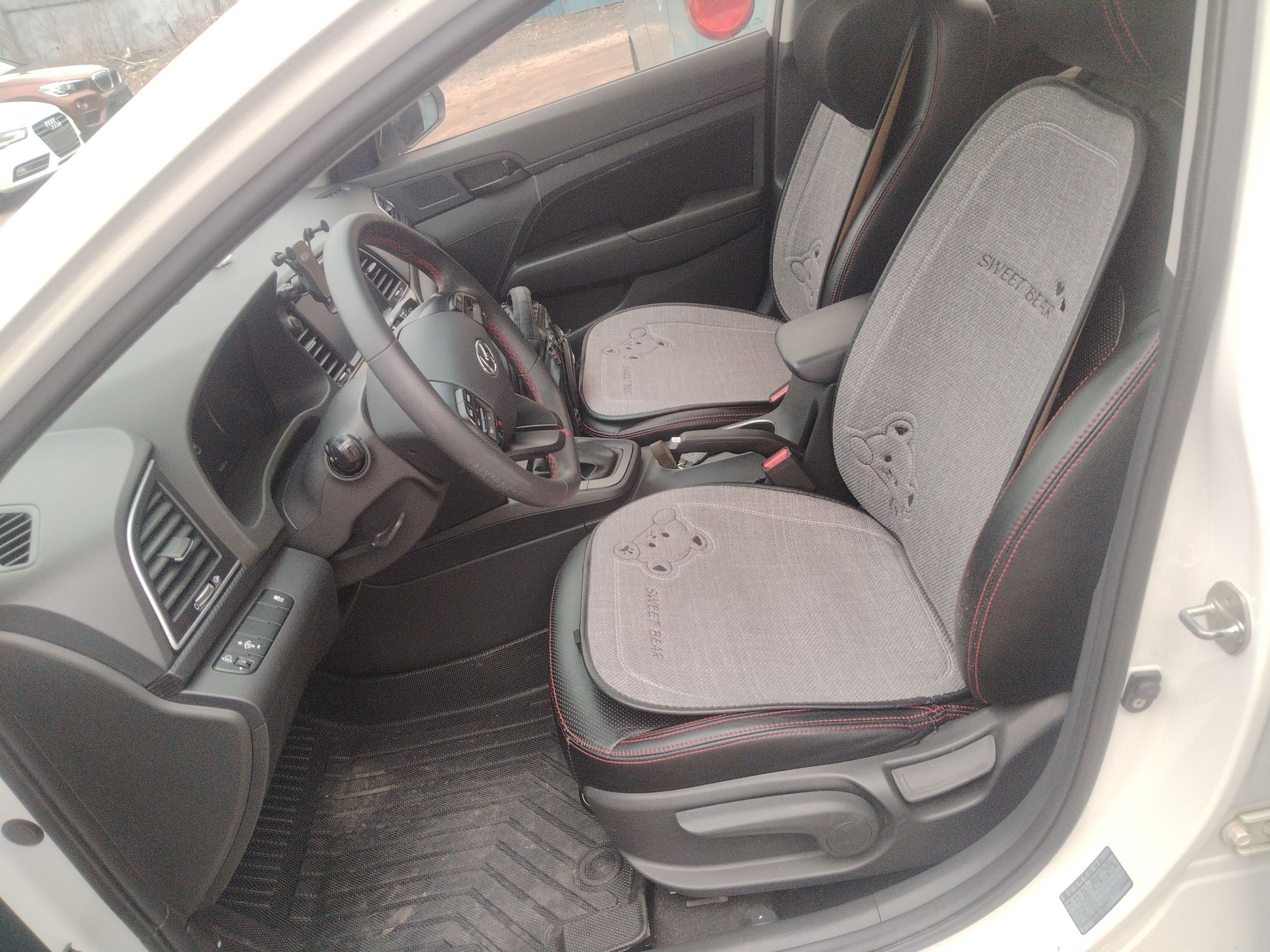 Переднее сиденье в автомобиле