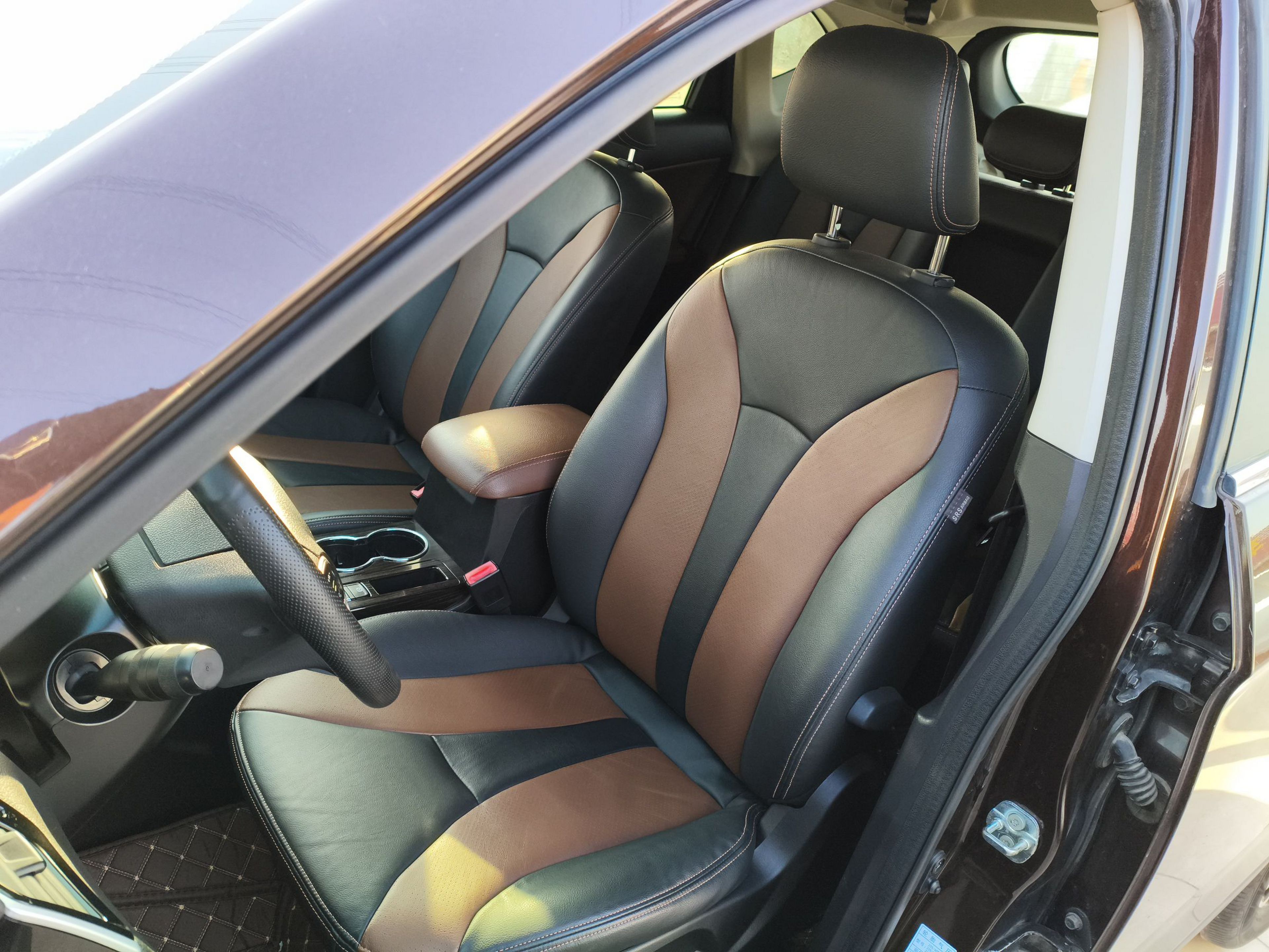 المقاعد الأمامية داخل السيارة