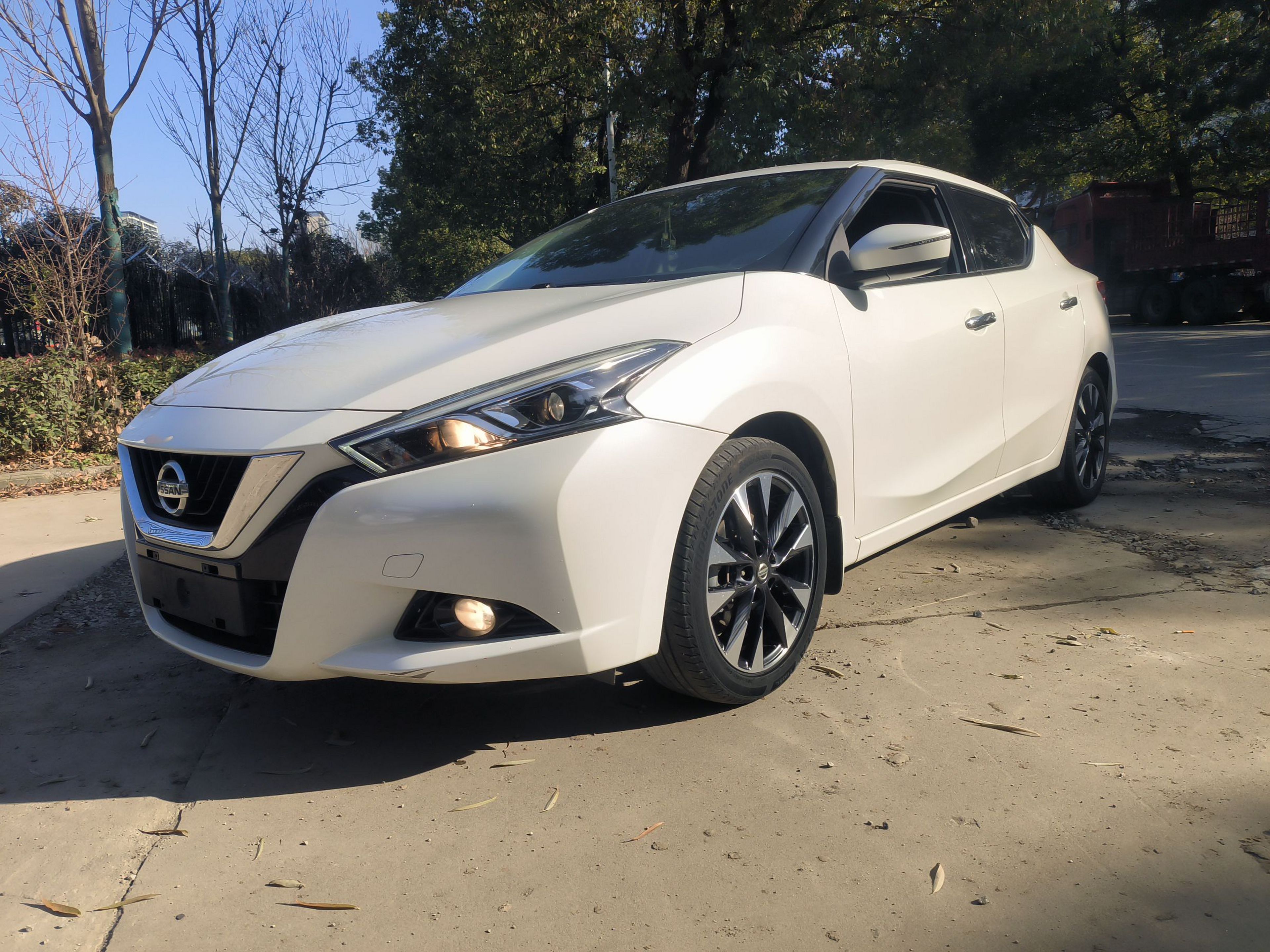 Под передней частью автомобиля