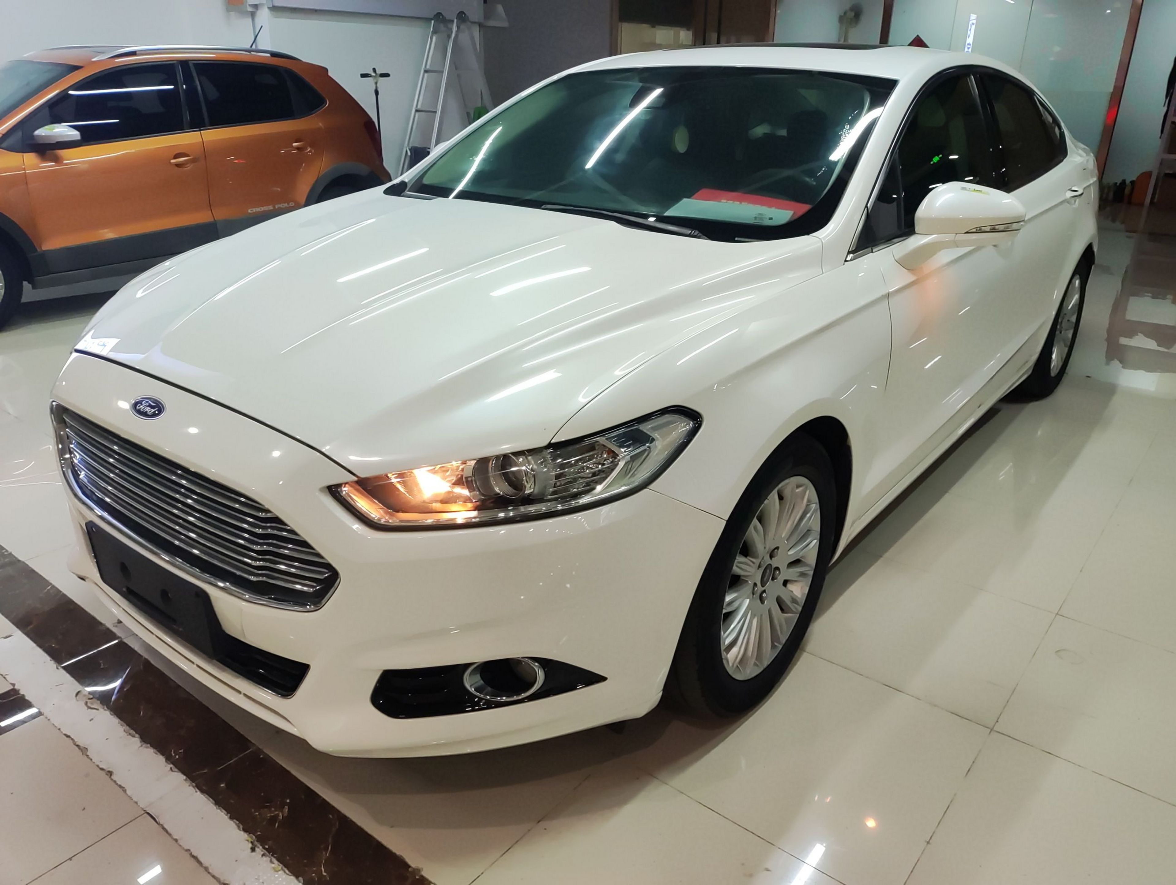 Под передней частью автомобиля