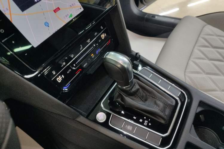 Used Volkswagen Magotan 2024 2 Million Units Zhongxiang Version 330TSI DSG Luxury Edition
