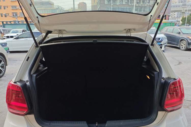 Used Volkswagen Polo 2016 1.6L Automatic Comfort Model