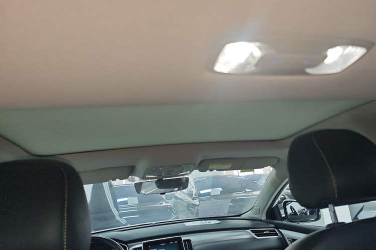 Used Roewe i6 MAX New Energy 2022 EV 600 Grand Touring Edition with Skyroof
