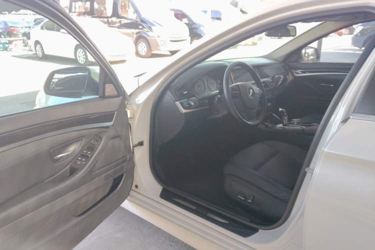 Used BMW 5 Series 2014 520i Elegant Edition
