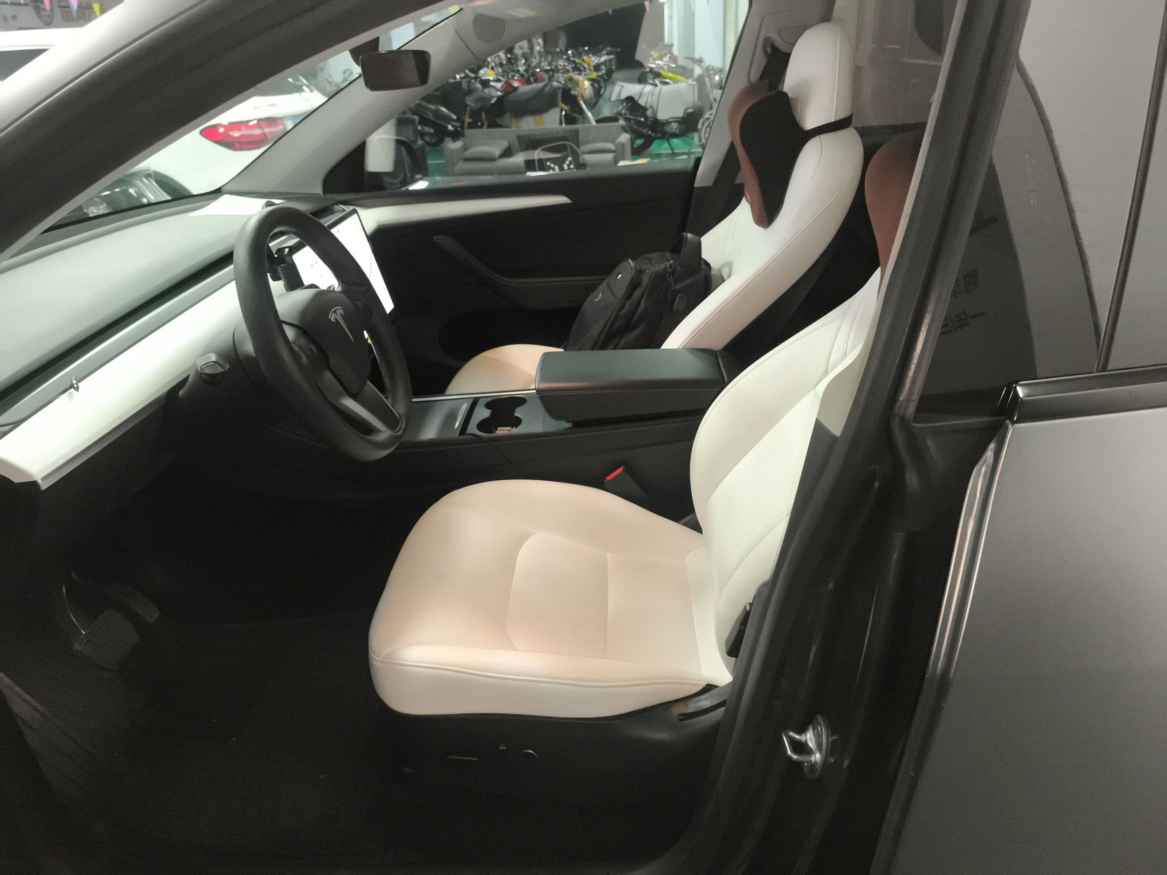 المقاعد الأمامية داخل السيارة