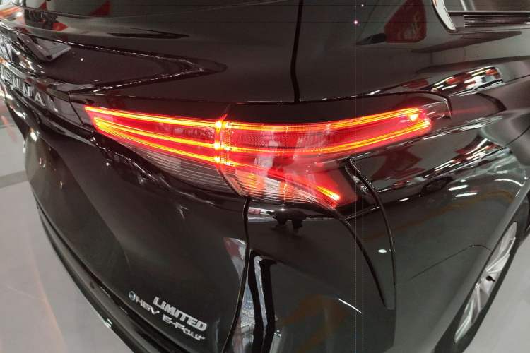 Used Toyota Sienna 2024 2.5L Hybrid Four-Wheel Drive Prestige Edition