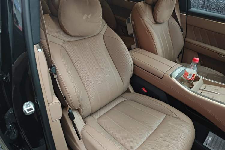 Used ONVO Luxeed L90 2025 Model—Ultra Six-Seater Version
