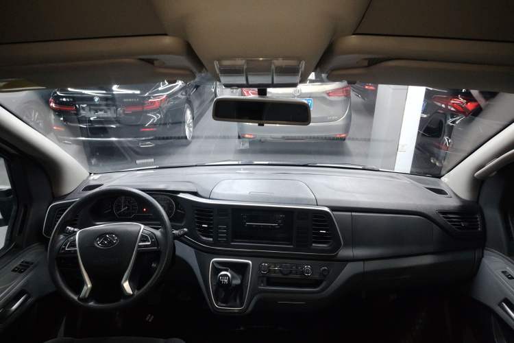 Used SAIC MAXUS Xintu V80 2023 2.0T Manual Classic Aoyuntong Short Wheelbase Mid-Roof 5/6-Seater