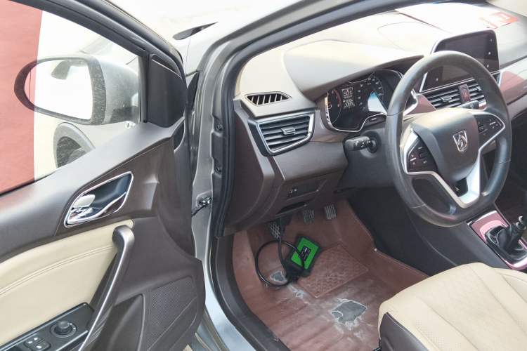 Used Baojun 310W 2017 1.5L Manual Fashion Model China V
