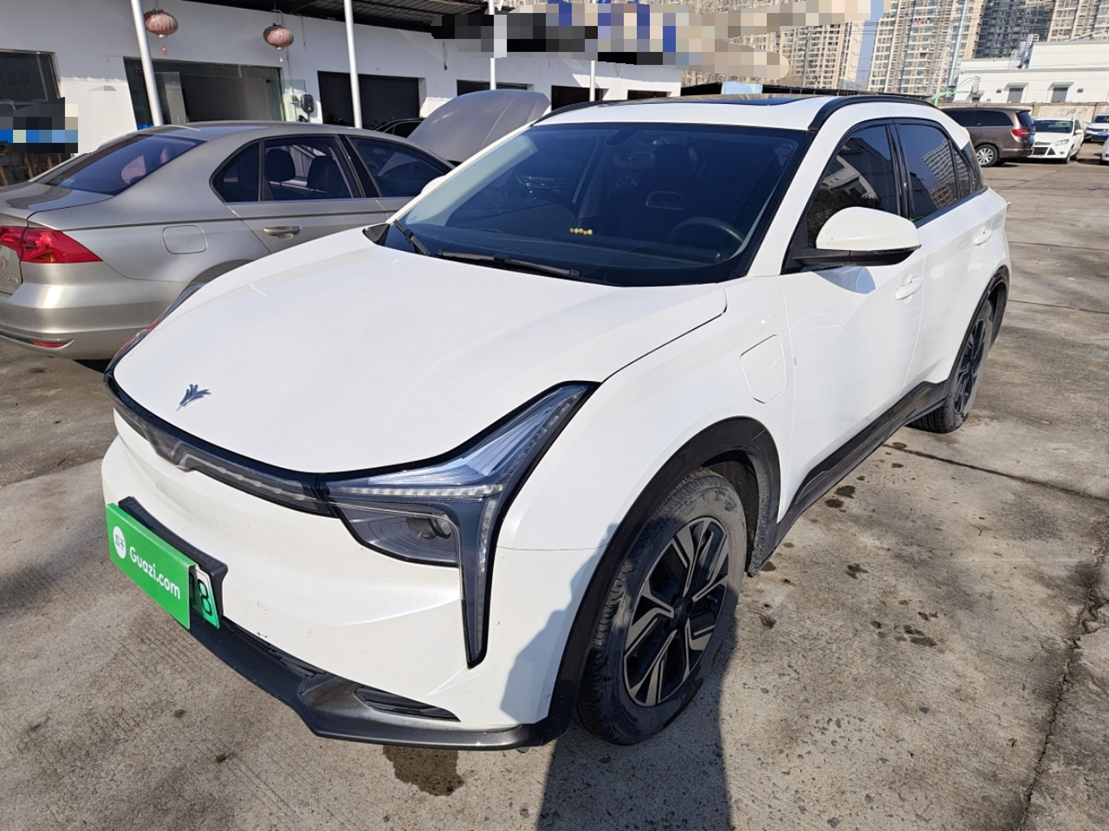 Под передней частью автомобиля