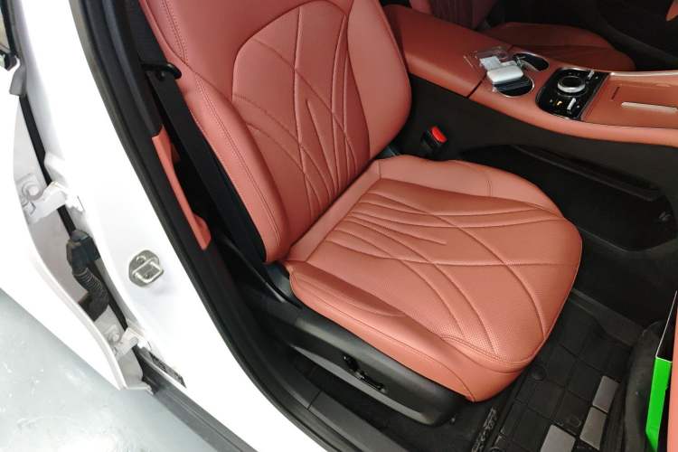 Used  L6 2025 EM-i 140km Starship Edition
