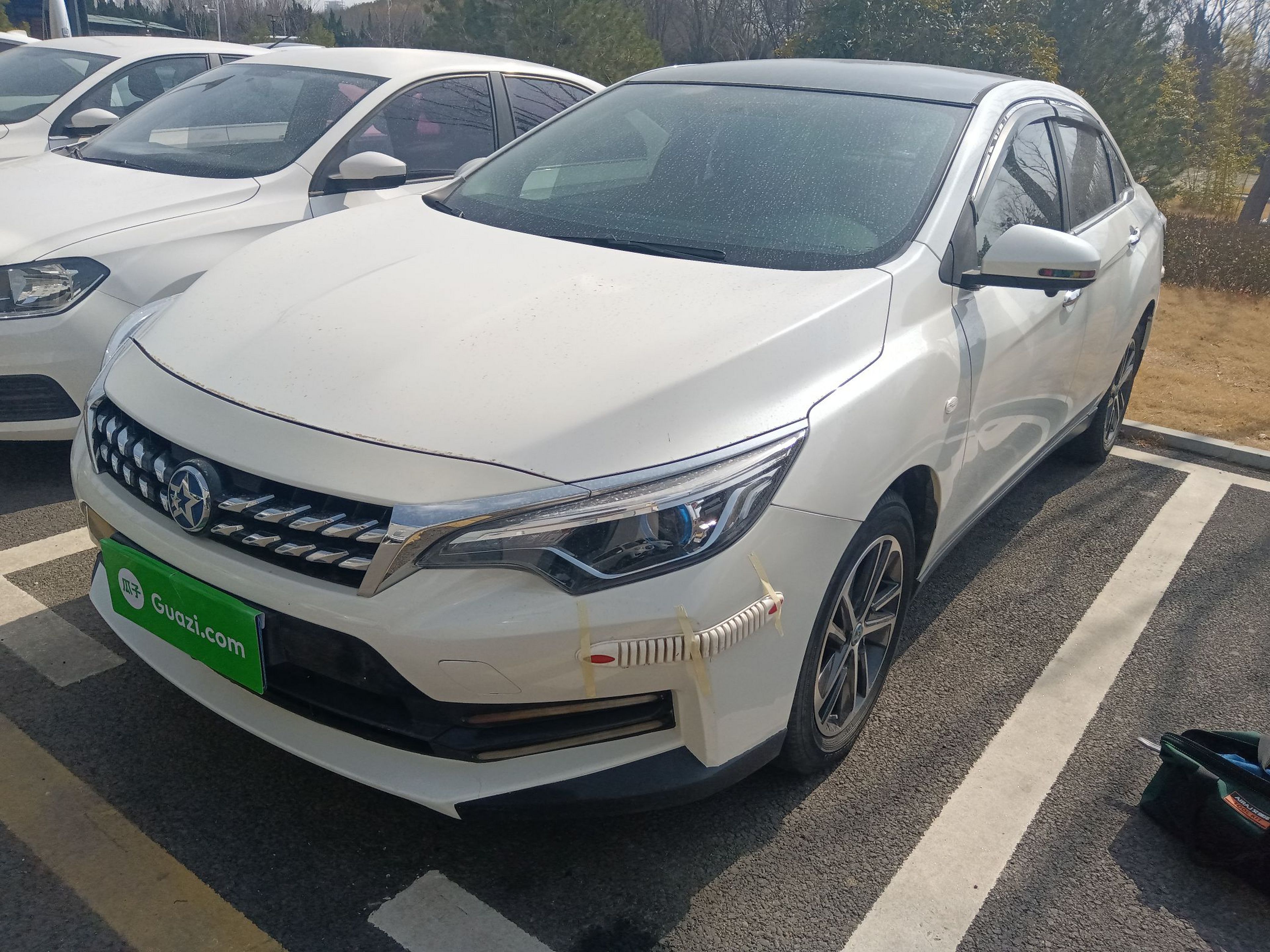 Под передней частью автомобиля