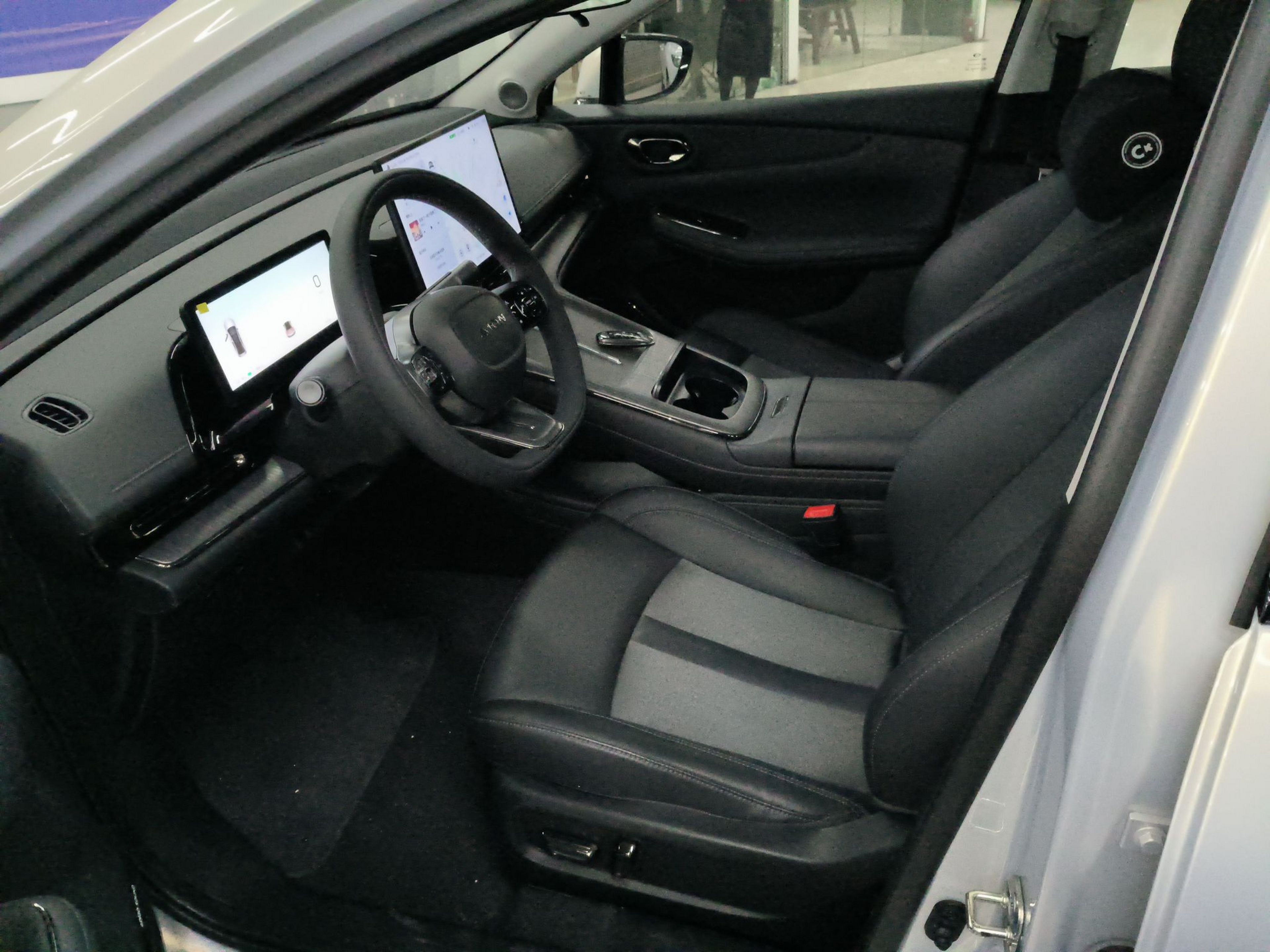 المقاعد الأمامية داخل السيارة