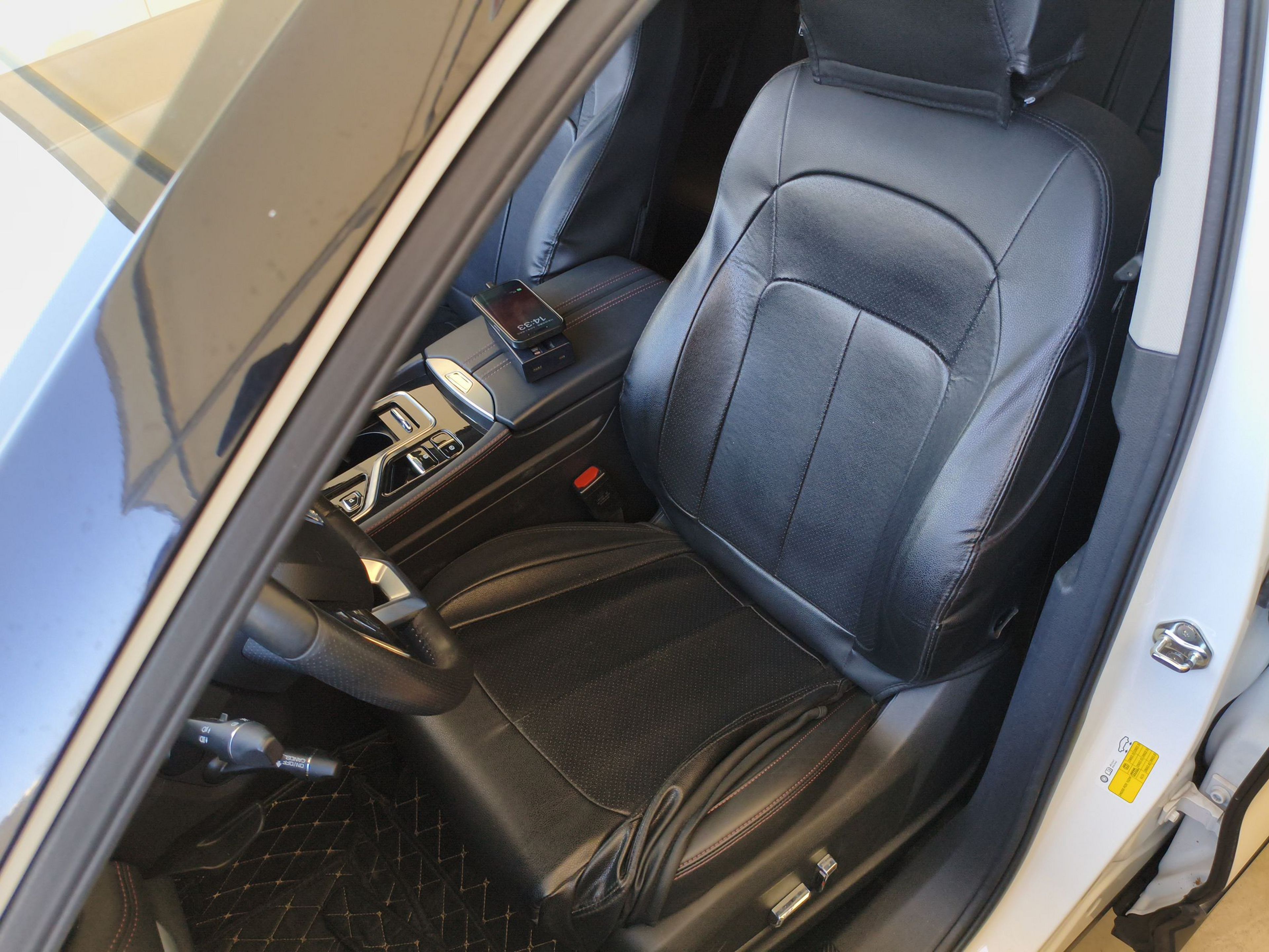 Переднее сиденье в автомобиле