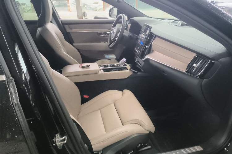 Used Volvo S90 New Energy 2026 Plug-in Hybrid Four-Wheel Drive Long-Range Luxury Smart Edition
