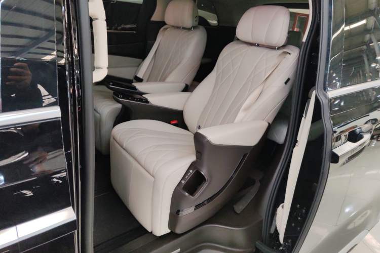 Used Denza D9 2025 DM-i Smart Drive 1020 Four-Wheel Drive Premium Model
