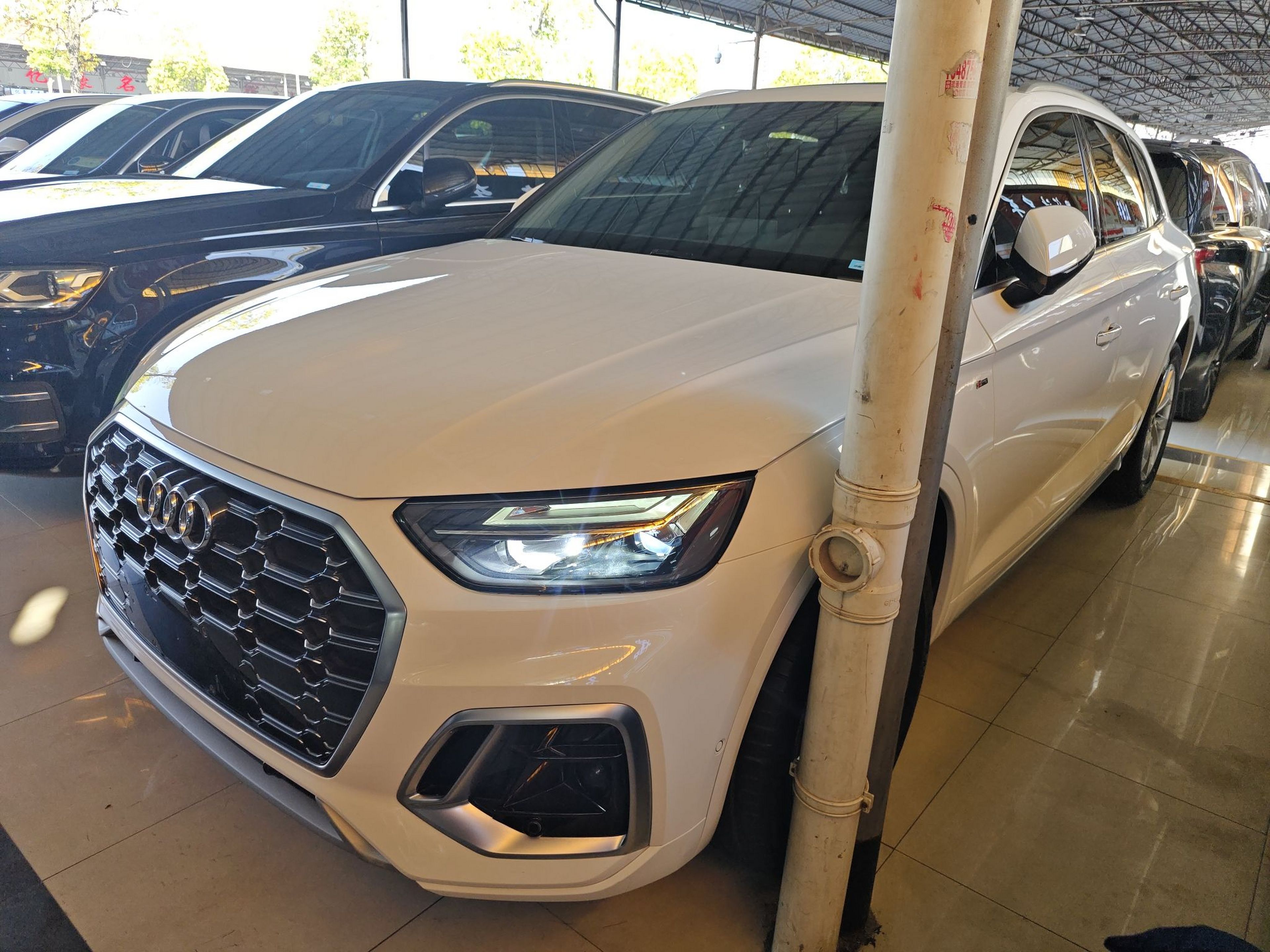 تحت مقدمة السيارة