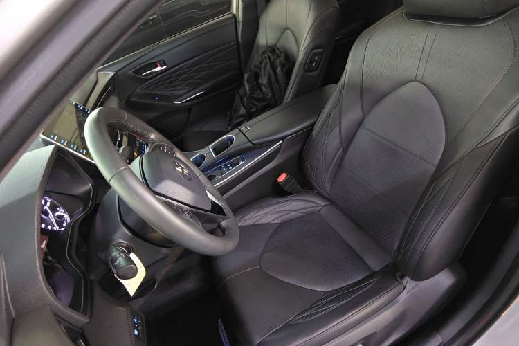 Used Toyota Avalon 2019 Dual-Engine 2.5L XLE Prestige Version China VI Standard
