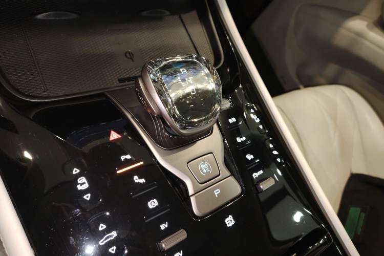 Used Denza D9 2022 DM-i 970 Four-Wheel Drive Prestige Model
