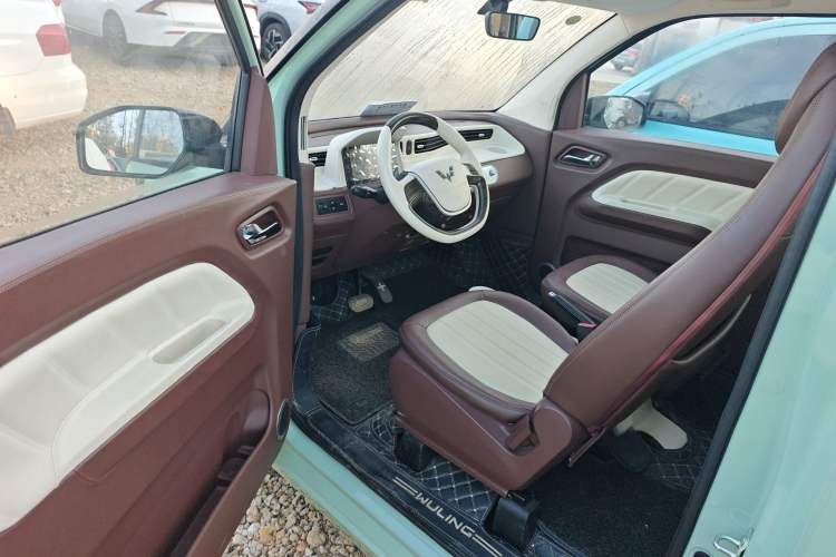 Used Wuling Hongguang MINIEV 2021 Macaron Sandwich Model 120 km Lithium NMC
