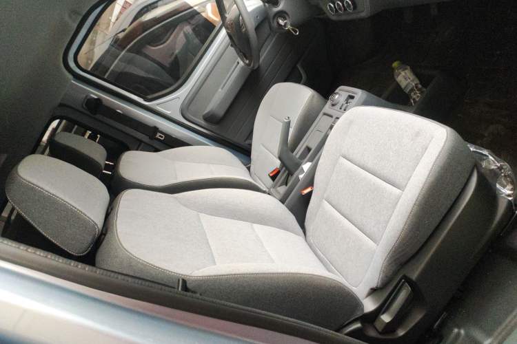 Used Wuling Yangguang 2024 300KM Comfort Version Passenger Van 75kW
