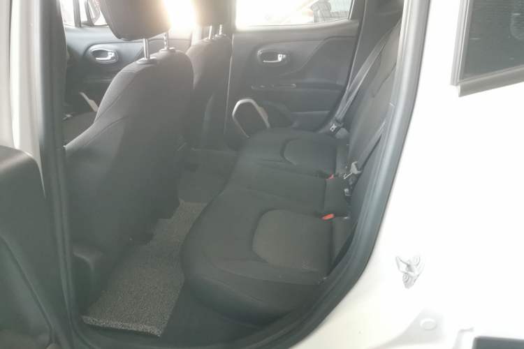 Used  Renegade 2017 180T Automatic Kinetic Edition+
