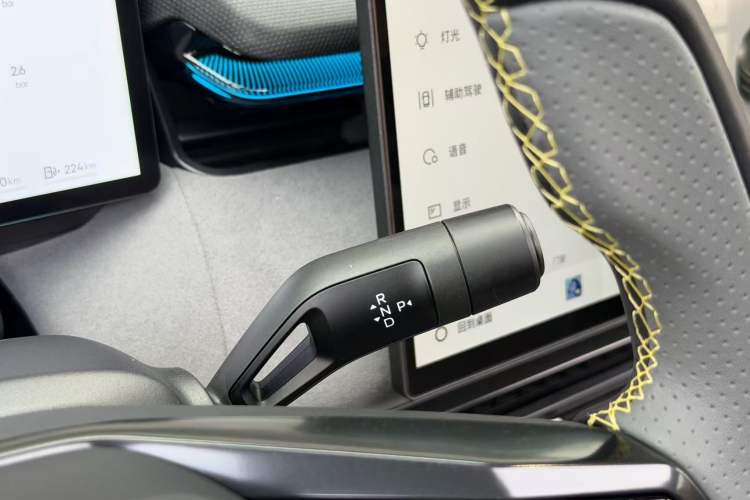 Used Lynk & Co 08 EM-P 2025 120km Long-Range Halo