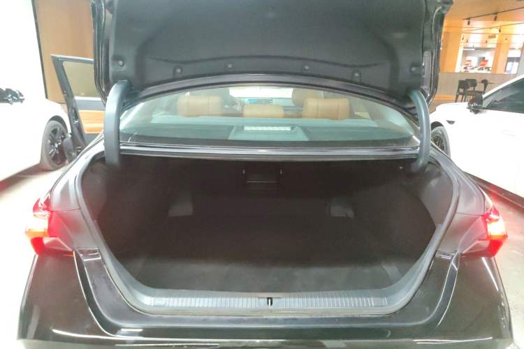 Used Toyota Avalon 2019 Dual-Engine 2.5L Limited Flagship Edition China VI Standard
