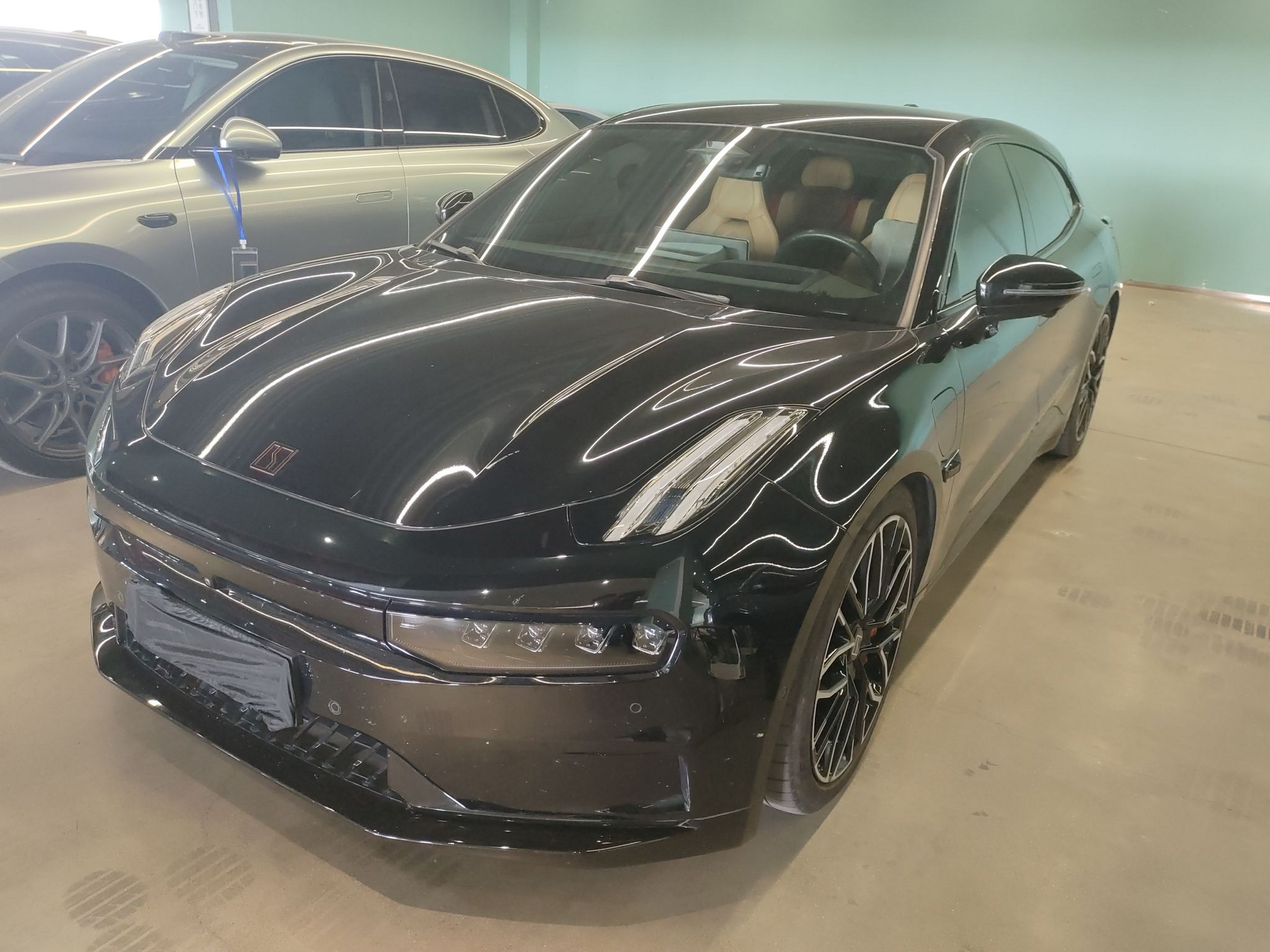 Под передней частью автомобиля