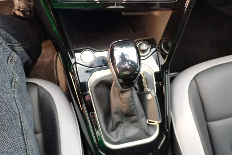 Used Volkswagen T-ROC 2025 300TSI DSG Two-Wheel Drive Chen Guang Edition
