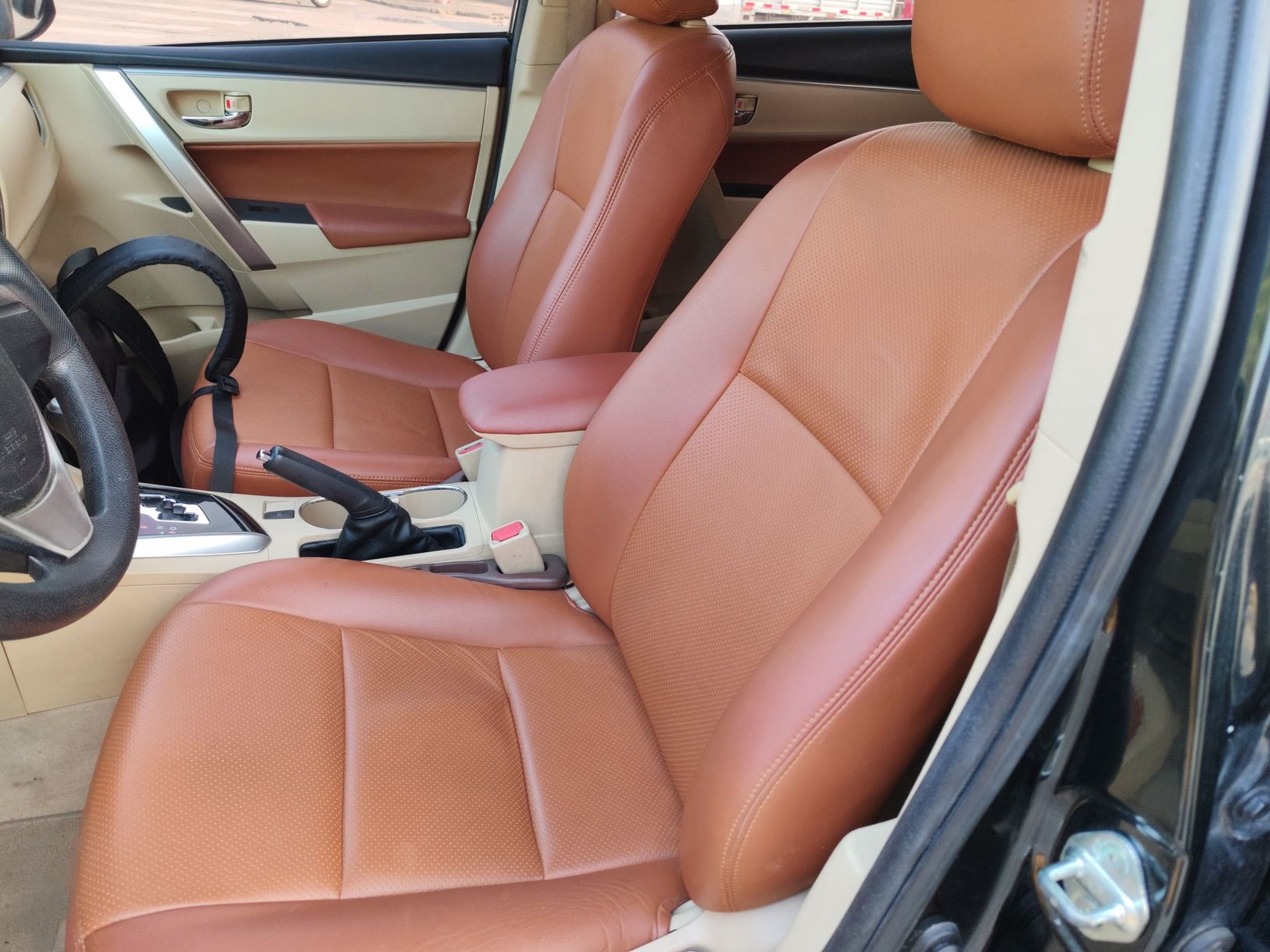 المقاعد الأمامية داخل السيارة