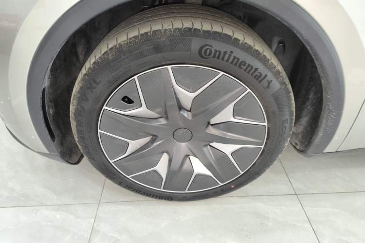 Used Tesla Model Y L 2025 Long-Range All-Wheel-Drive Version
