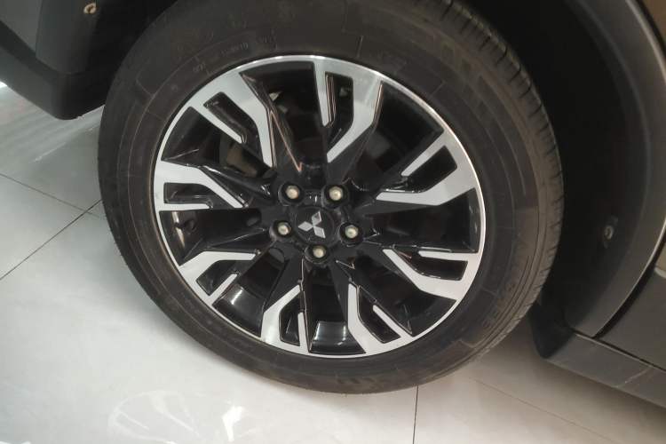 Used Mitsubishi Outlander 2019 2.4L Two-Wheel Drive ZhiXing Version 5 Seats China V Emission Standard