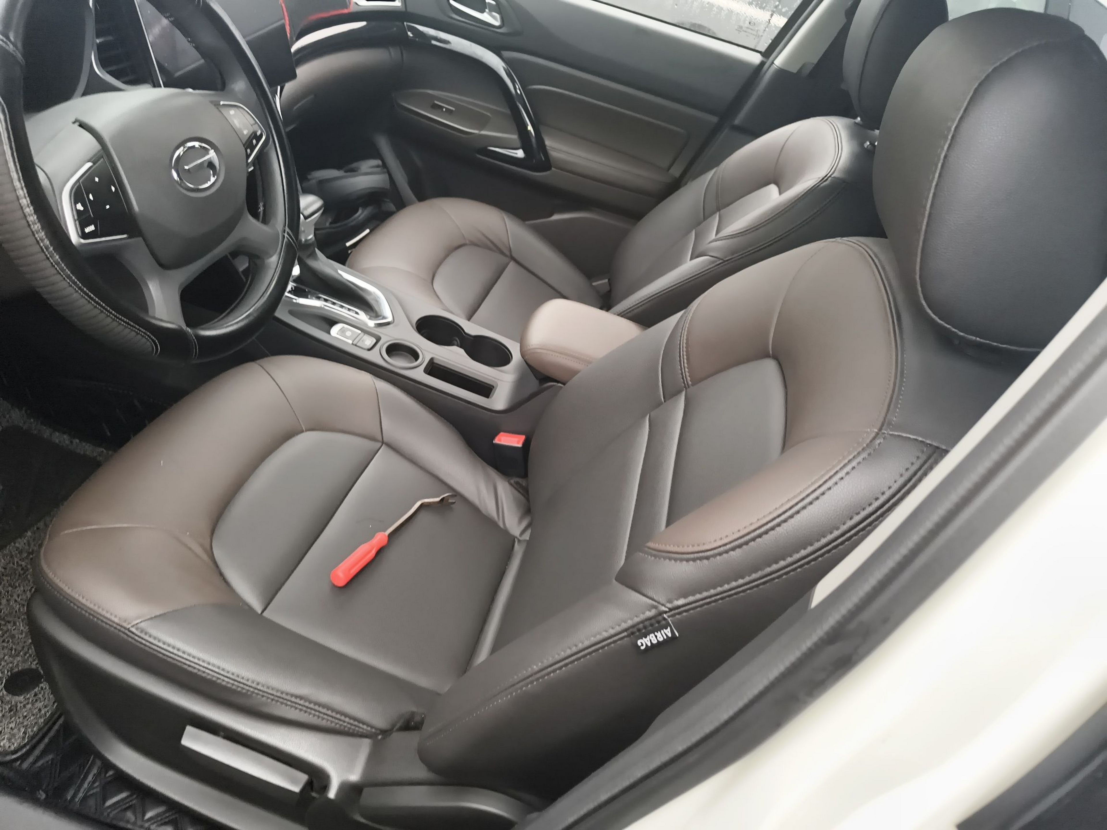 Переднее сиденье в автомобиле