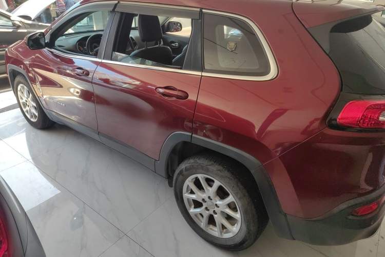 Used  Cherokee 2017 2.0L Superior Edition